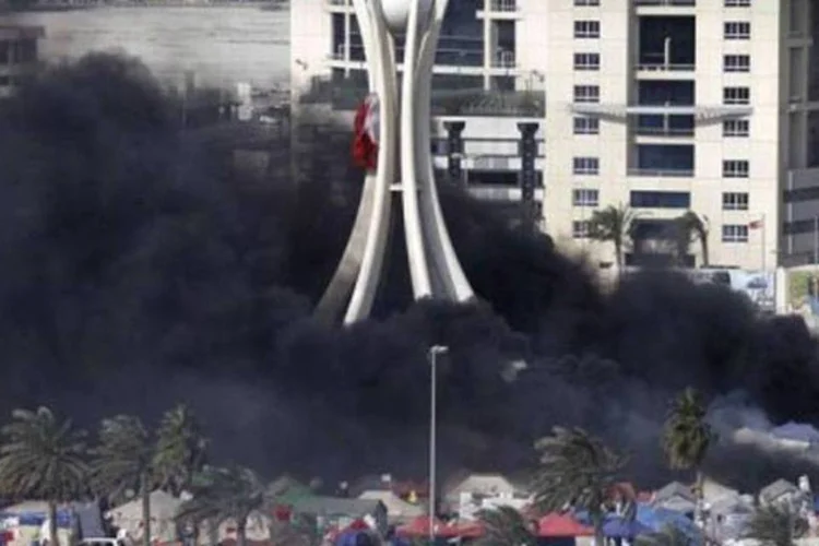 Praça pega fogo em Manama: oposição diz que forças têm intenção de matar manifestantes (Joseph Eid/AFP)