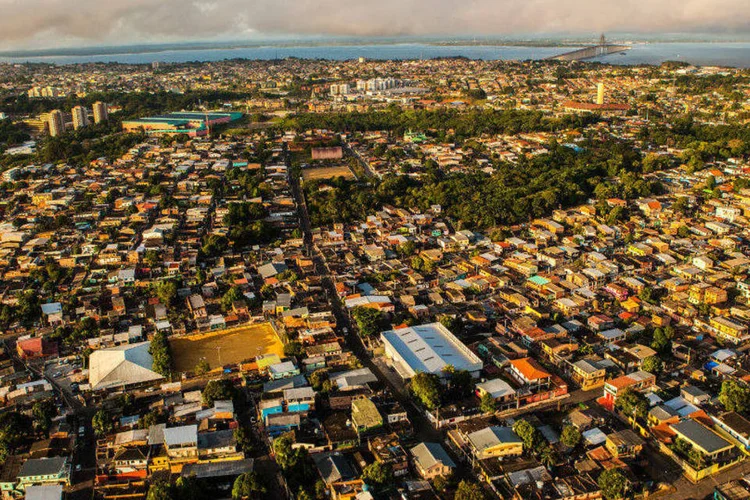 
	Vista a&eacute;rea de Manaus: cidade e seu entorno configuram um gigantesco laborat&oacute;rio a c&eacute;u aberto para esse tipo de investiga&ccedil;&atilde;o
 (Embratur/Fotos Públicas)