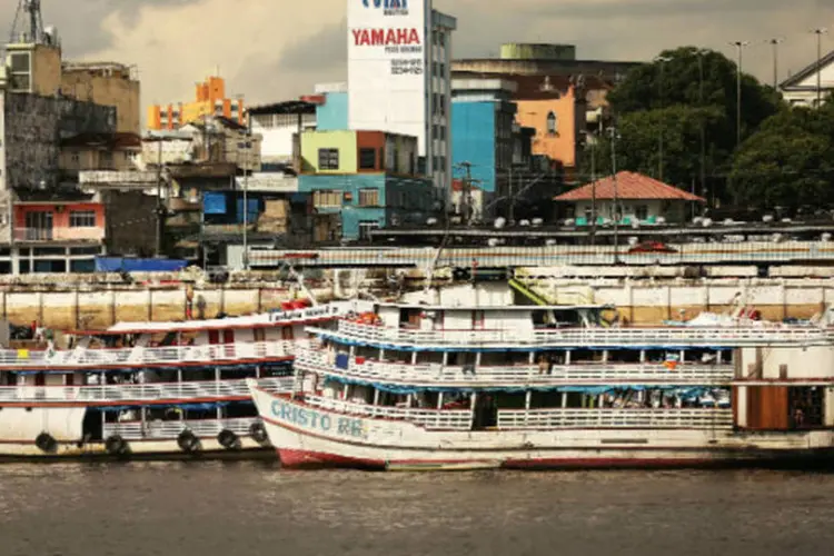 
	Barcos em Manaus: a intera&ccedil;&atilde;o da pluma urbana com as emiss&otilde;es naturais da floresta produz oz&ocirc;nio em n&iacute;veis que podem ser fitot&oacute;xicos para a vegeta&ccedil;&atilde;o
 (Tama/Getty Images)