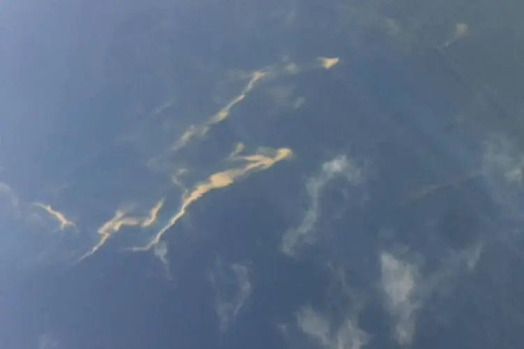 Mancha de óleo: imagem feita pela Força Aérea do Vietnã mostra mancha de óleo em local de busca por avião que desapareceu, a 250 km do Vietnã e a 190 da Malásia (REUTERS/Trung Hieu/Thanh Nien Newspaper)