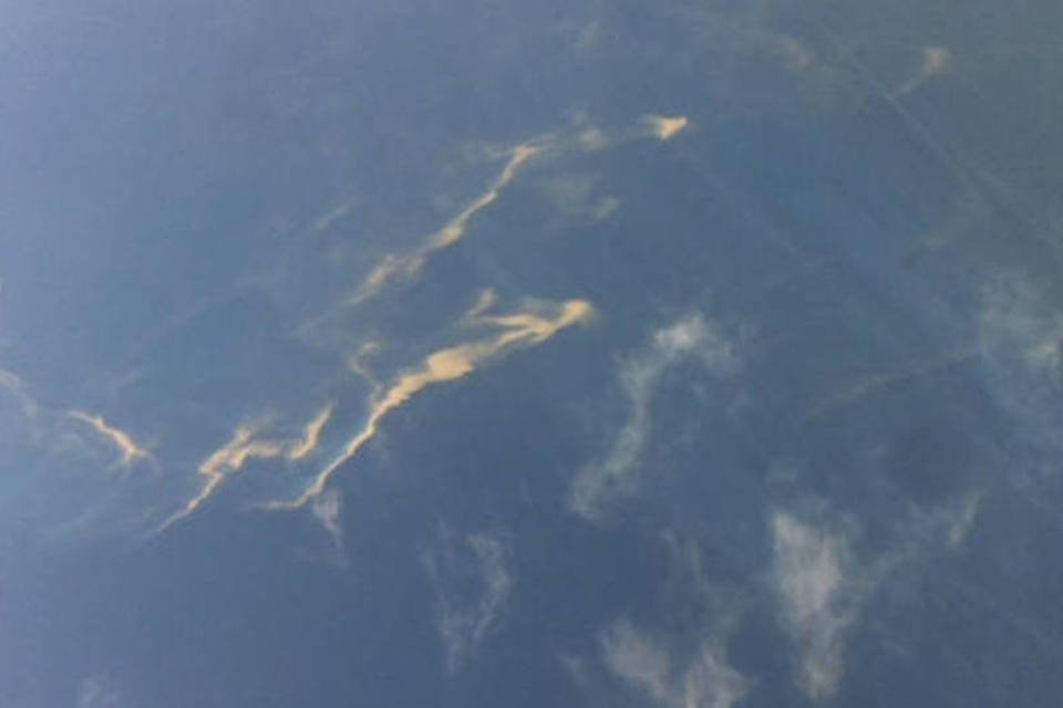 Vietnã diz que encontra manchas de óleo em busca por avião