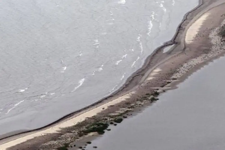 
	Praia com mancha de &oacute;leo: autoridades calculam volume do vazamento em 11.480 barris
 (Mario Tama/Getty Images)
