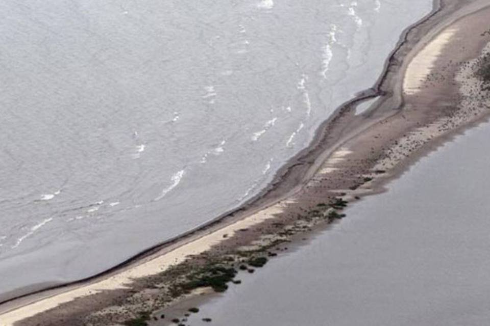 Brasil monitora possível chegada de mancha de petróleo