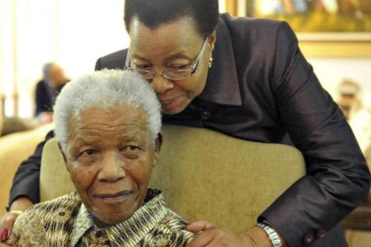 Ex-presidente da África do Sul Nelson Mandela com sua esposa Graça Machel em sua casa em Houghton, em maio de 2011 (Elmond Jiyane/GCIS - Government Communication and Information System/Divulgação)