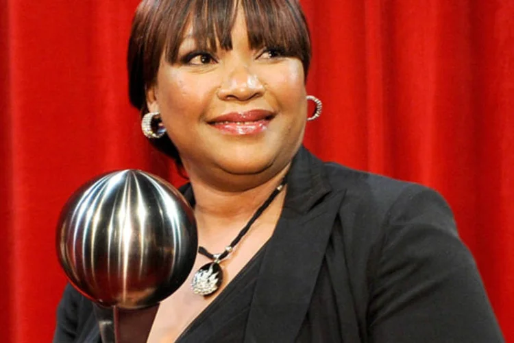 Zindzi Mandela segura o Prêmio Arthur Ashe Courage: a produção teria sido suspensa pelo fato de a filha de Mandela ter falhado em reunir os recursos necessários (Kevork Djansezian/Getty Images for ESPY/AFP)