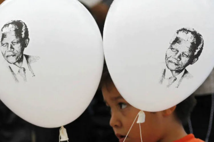 
	Crian&ccedil;a segura bal&otilde;es com imagem de Nelson Mandela: Makaziwe e Zenani pediam a destitui&ccedil;&atilde;o de quatro diretores
 (REUTERS/Henry Romero)