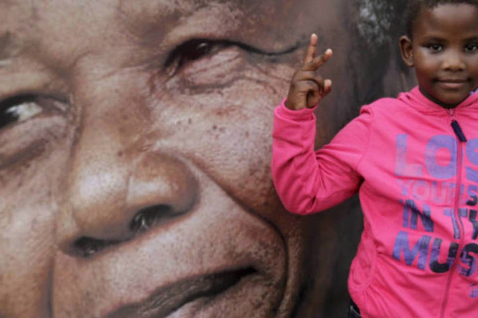 Nelson Mandela já consegue se sentar, segundo filha