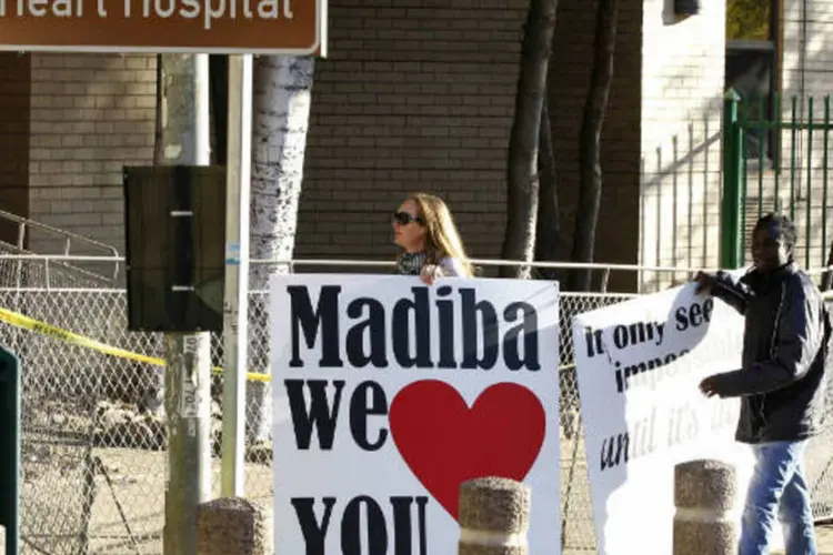
	Cartazes em apoio a Nelson Mandela: o &iacute;cone da luta contra o regime racista do apartheid foi internado no &uacute;ltimo dia 8 de junho em um hospital de Pret&oacute;ria em estado&nbsp;&quot;grave, mas est&aacute;vel&quot;.
 (REUTERS/Siphiwe Sibeko)