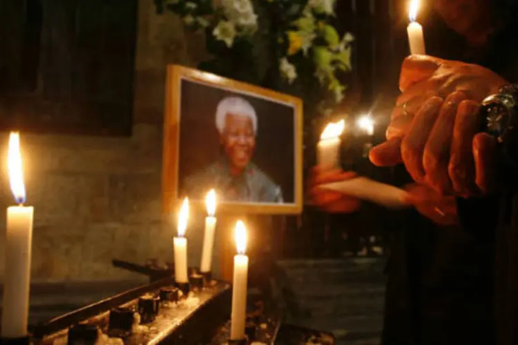
	Apoiadores de Mandela acendem velas pedindo a sua recupera&ccedil;&atilde;o na catedral de Cape Town, na &Aacute;frica do Sul
 (REUTERS/Mark Wessels)
