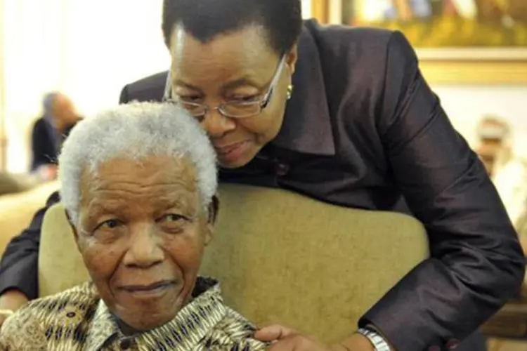 
	Nelson Mandela e sua esposa em foto de 2011
 (REUTERS/Elmond Jiyane)