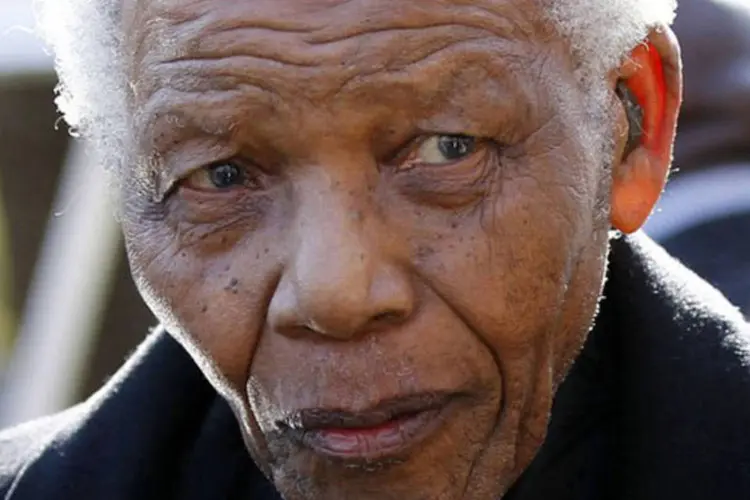 
	Nelson Mandela: ele&nbsp;se recupera da extra&ccedil;&atilde;o de um c&aacute;lculo biliar
 (AFP/Siphiwe Sibeko)