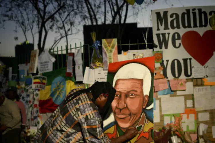 
	Sul-africanos homenageiam Nelson Mandela:&nbsp;o estado de sa&uacute;de do Pr&ecirc;mio Nobel da Paz 1993, que completar&aacute; 95 anos em breve, &eacute; descrito h&aacute; mais de uma semana como &quot;cr&iacute;tico, mas est&aacute;vel&quot;.
 (REUTERS/Dylan Martinez)