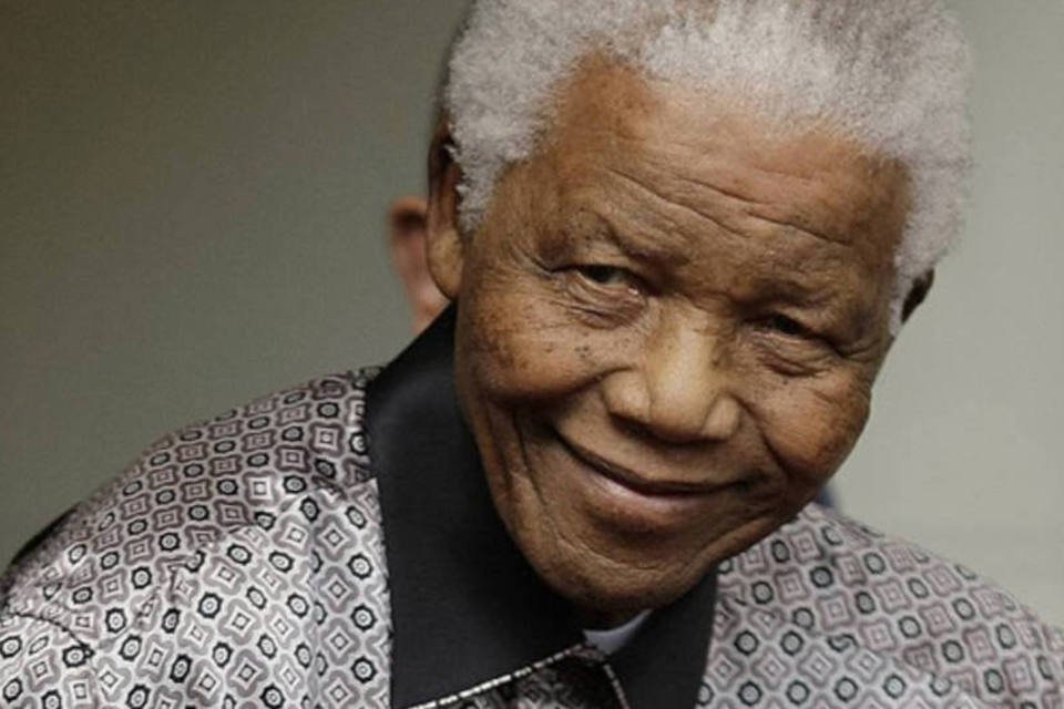 Mandela se recupera de operação para a extração de cálculos