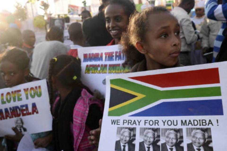 Homenagens a "pilar da paz" Mandela se amontoam em hospital