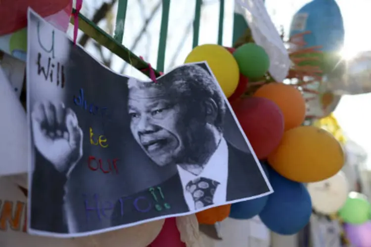 Sul-africanos prestam homenagens a Nelson Mandela em frente a hospital onde o ex-presidente está internado em Pretória (REUTERS/Dylan Martinez)