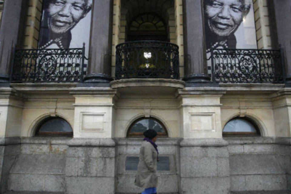 Mandela enfrenta seu terceiro dia em estado crítico