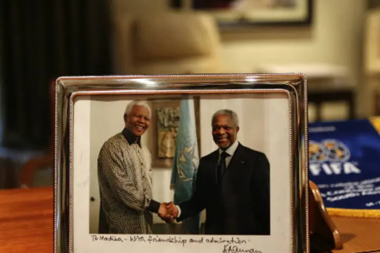 
	Fotografia de aperto de m&atilde;o entre Nelson Mandela e o ex-secret&aacute;rio-geral da ONU Kofi Annan &eacute; vista sobre a mesa do ex-presidente sul-africano no Centro de Mem&oacute;ria Nelson Mandela em Johanesburgo
 (REUTERS / Siphiwe Sibeko)