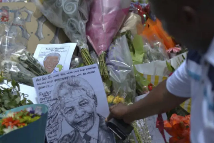 Sul-africanos prestam últimas homenagens na porta da casa de Nelson Mandela, depositando flores, tirando fotografias, colando cartazes, com mensagens de carinho ao líder sul-africano (Marcello Casal Jr/Agência Brasil)
