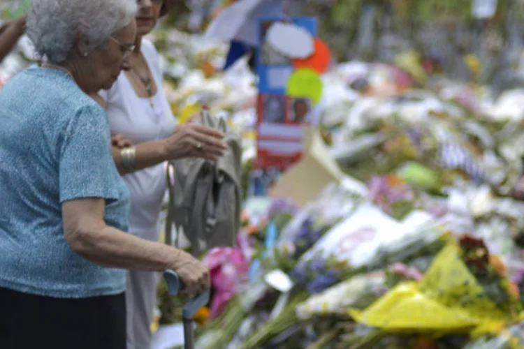 Sul-africanos prestam últimas homenagens na porta da casa de Nelson Mandela, depositando flores, tirando fotografias, colando cartazes, com mensagens de carinho ao líder (Marcelo Camargo/Agência Brasil)