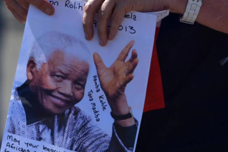 Sob sol forte, muitos sul-africanos e pessoas de varias partes do mundo, prestam as ultimas homenagens ao ex-presidente no Union Buildings (Marcello Casal Jr/Agência Brasil)