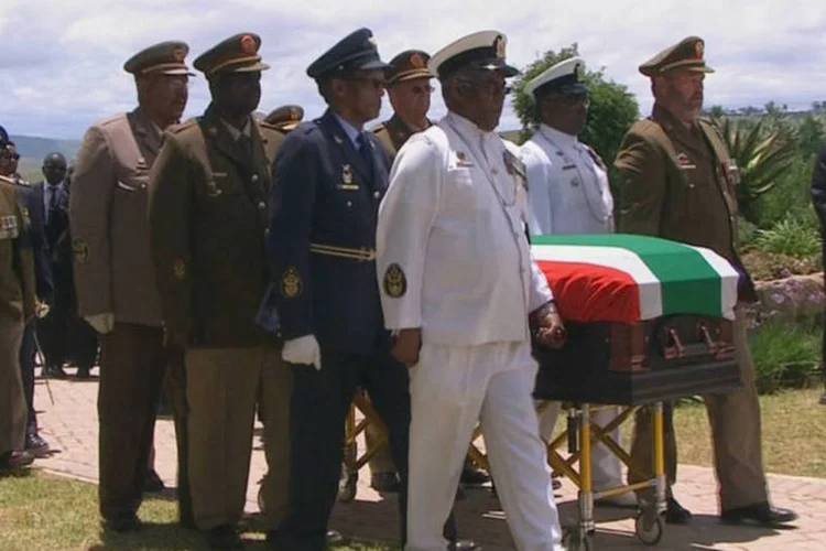 
	Mandela sendo levado ao cemit&eacute;rio em uma prociss&atilde;o militar
 (REUTERS/SABC)