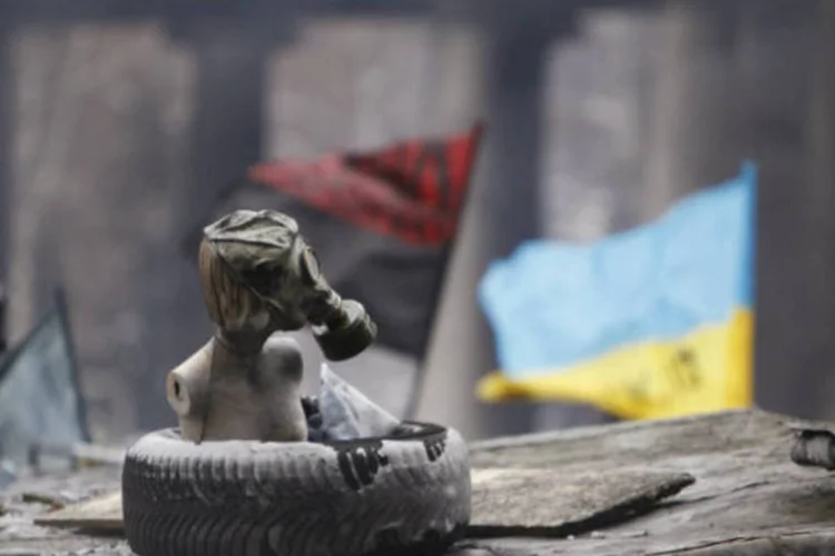 Manequim com máscara de gás em barricada de Kiev, na Ucrânia: manifestantes e o batalhão de choque da polícia mantêm suas posições (David Mdzinarishvili/Reuters)