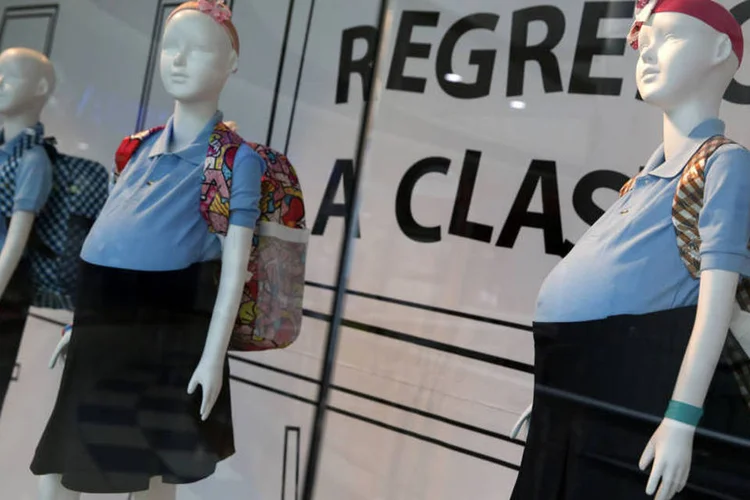 Manequins de jovens "grávidas" são exibidas em Caracas, na Venezuela  (Carlos Garcia Rawlins/Reuters)