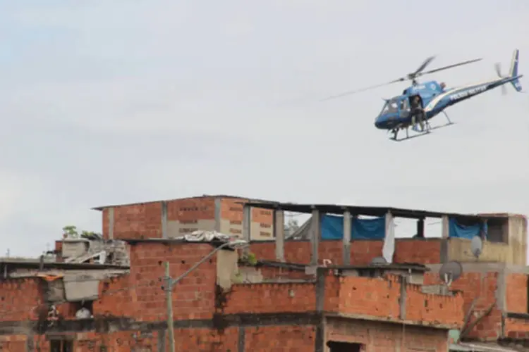 Helicópteros do governo do Rio sobrevoam as áreas da comunidade de Manguinhos durante a operação de pacificação (Vladimir Platonow/ABr)