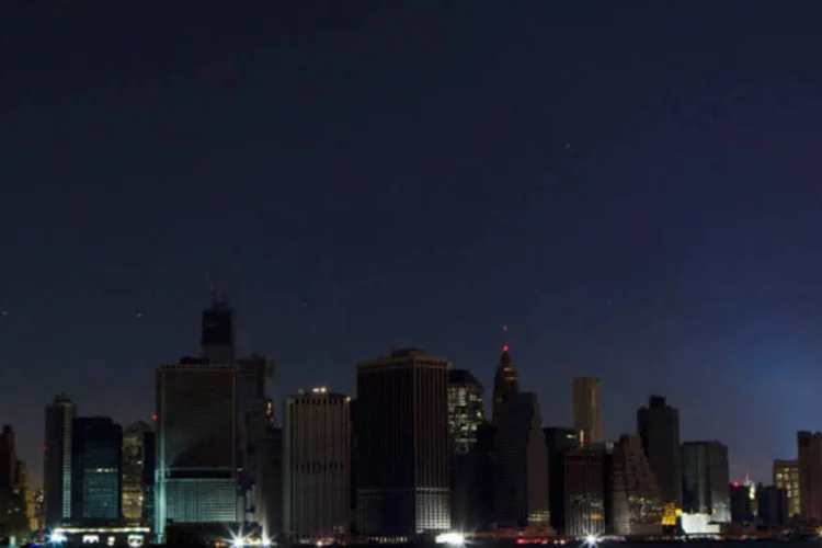 Manhattan ficou sem luz com a passagem do furacão Sandy. Milhões de pessoas ainda não tiveram fornecimento normalizado em suas casas  (REUTERS/Lucas Jackson)