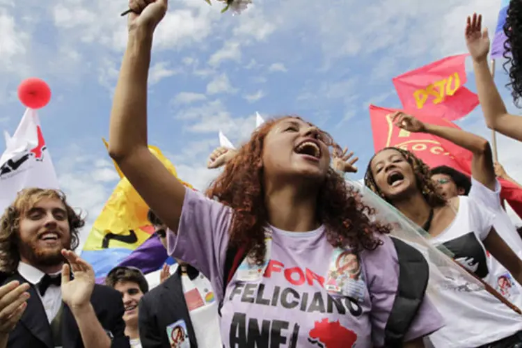 Manifestantes protestam contra Feliciano em Brasília: o deputado foi eleito no dia 7 de março como presidente da Comissão de Direitos Humanos do Congresso e desde então é alvo de fortes protestos por suas polêmicas opiniões. (REUTERS/Ueslei Marcelino)