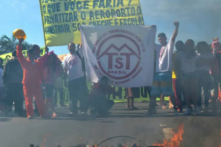 Manifestação em Brasília questiona "Copa pra Quem?": amanhã (15), Brasil e Japão fazem o jogo de abertura da Copa das Confederações, no Mané Garrincha, às 16h. (Marcello Casal Jr/ABr)