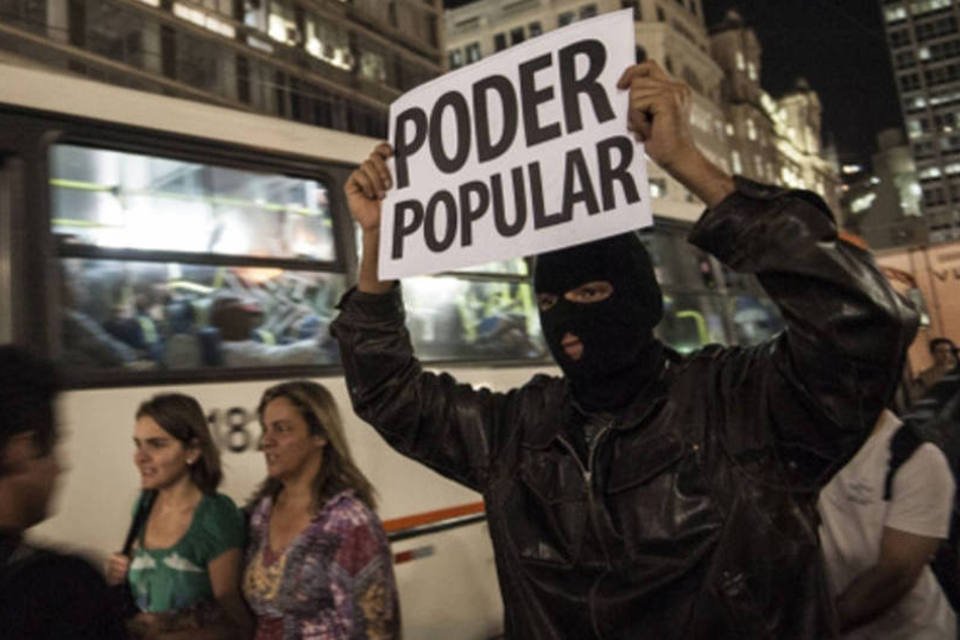 PM forma 'cordão' para cercar manifestantes em SP