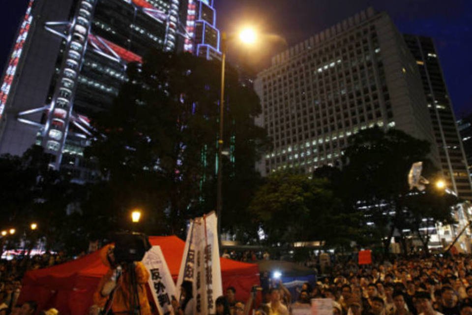Manifestantes lotam distrito finaceiro de Hong Kong em protesto a favor de reforma democrática (REUTERS/Bobby Yip)