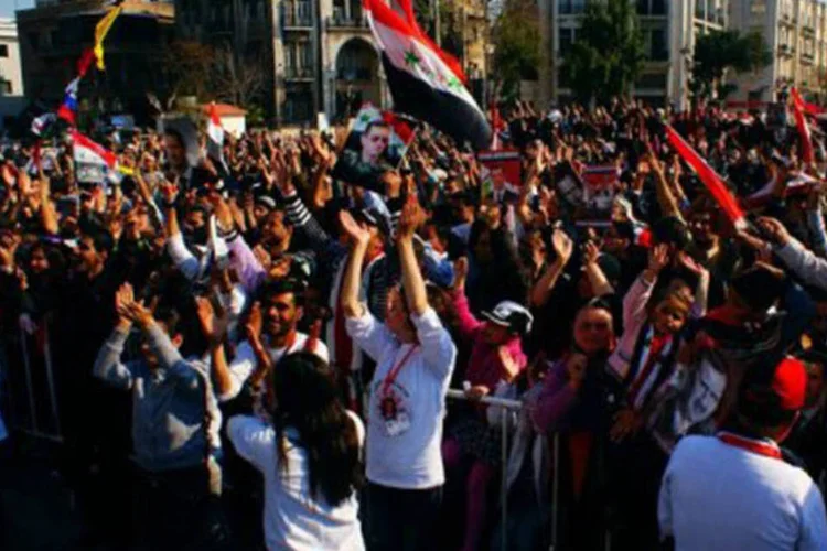 Manifestação a favor do regime de Bashar al-Assad em Damasco: a Síria enfrenta desde 15 de março de 2011 uma revolta popular sem precedentes (AFP)