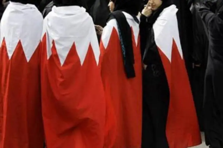 Mulheres pró-regime se reúnem no Bahrein: "viva Abu Salam", cantavam os partidários (Joseph Eid/AFP)