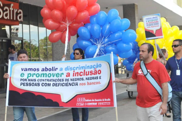 Além de levar cartazes e faixas contra a discriminação, o sindicato dos bancários distribuiu panfletos (Antonio Cruz/ABr)