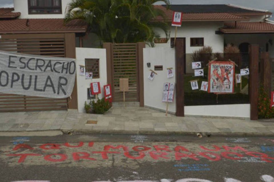 Grupo faz protesto em frente à casa de Ustra em Brasília