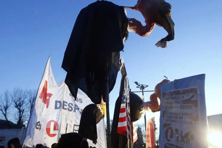
	Manifesta&ccedil;&atilde;o em Buenos Aires contra a justi&ccedil;a americana em disputa contra a Argentina
 (Enrique Marcarian/Reuters)