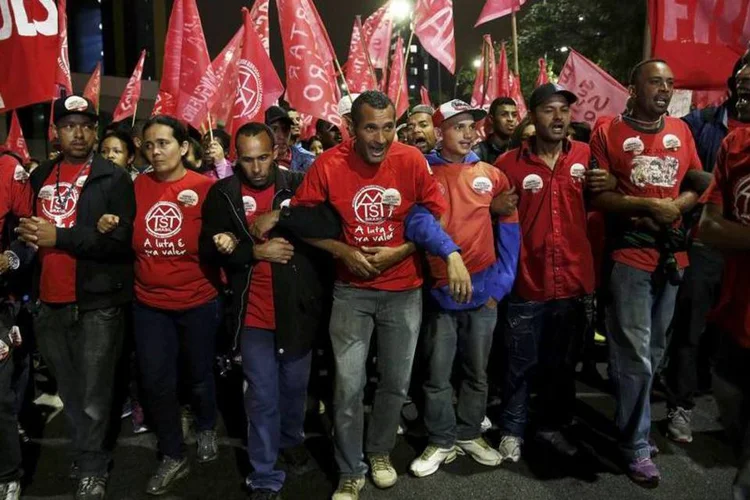 
	Manifesta&ccedil;&atilde;o contra impeachment em SP: Governo est&aacute; agindo em todas as frentes para evitar manifesta&ccedil;&otilde;es no domingo, quando j&aacute; est&atilde;o marcados atos a favor do impeachment
 (Nacho Doce/Reuters)