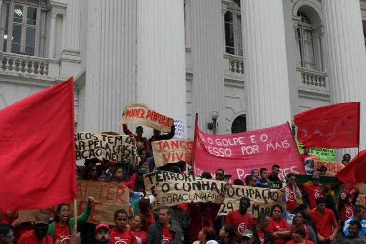 
	Manifesta&ccedil;&atilde;o contra impeachment no Paran&aacute;: Manifesta&ccedil;&otilde;es foram programadas em 23 Estados como contraponto aos protestos de que pediram o impeachment da presidente Dilma
 (Reprodução/Facebook CUT Paraná)