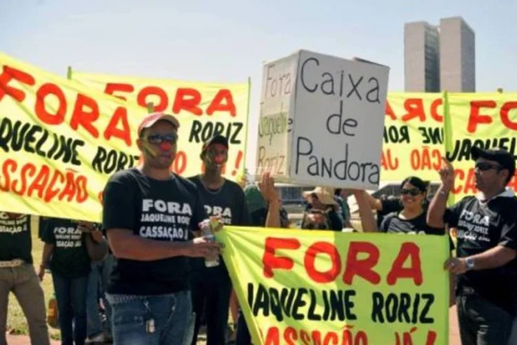 Pessoas tentaram parar todos os carros que desciam a rampa de acesso ao Congresso para pedir aos parlamentares votos contra Jaqueline (Antonio Cruz/ABr)