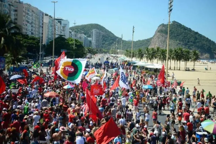Rio de Janeiro: Manifestantes contra o impeachment também protestaram na Praia de Copacabana (Tânia Rêgo/ Agência Brasil)