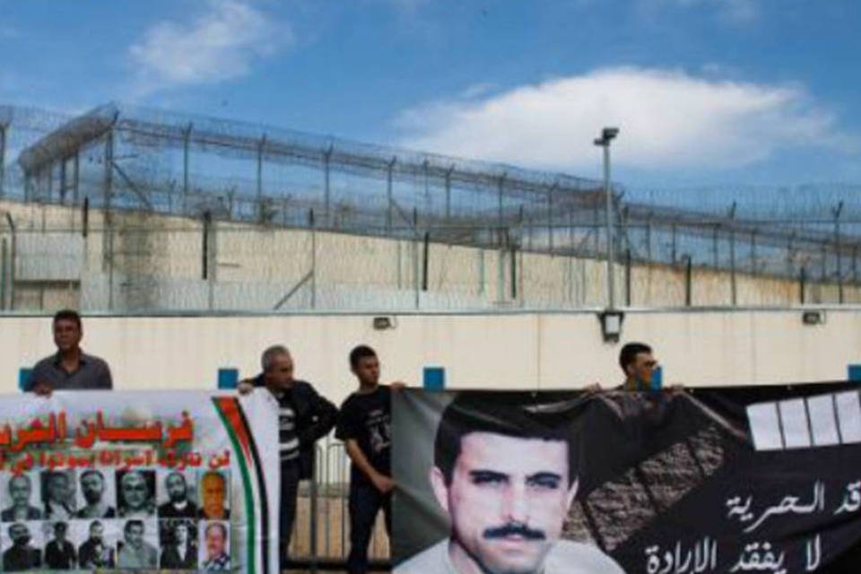 Presos palestinos suspendem greve de fome