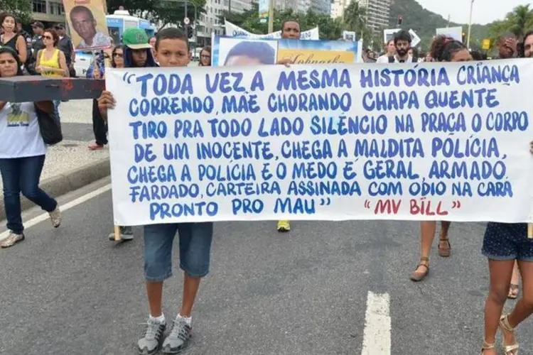 Protesto: manifestantes seguram faixas e cartazes lembrando nomes de vítimas mortas em ações policiais (Tomaz Silva/Agência Brasil)
