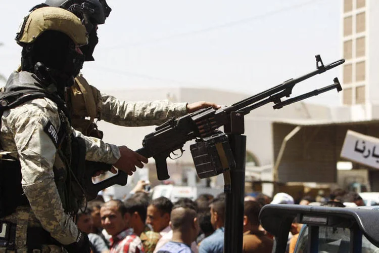 Policiais iraquianos vigiam uma manifestação de apoio a Maliki, em Bagdá (Ahmed Saad/Reuters)