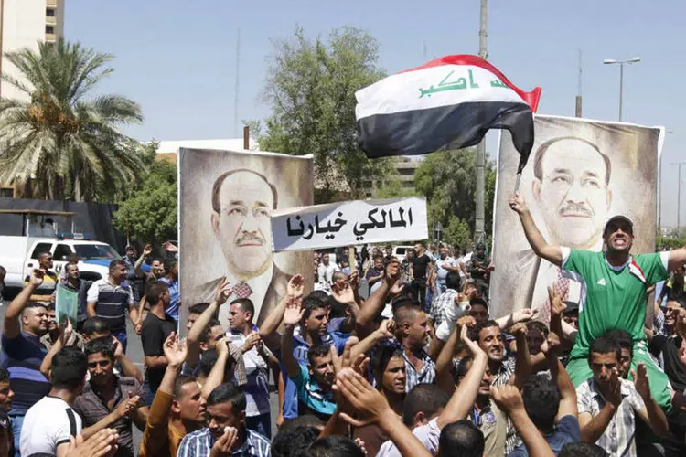 Iraquianos durante manifestação de apoio ao primeiro-ministro do Iraque, Nuri al-Maliki, em Bagdá (Ahmed Saad/Reuters)