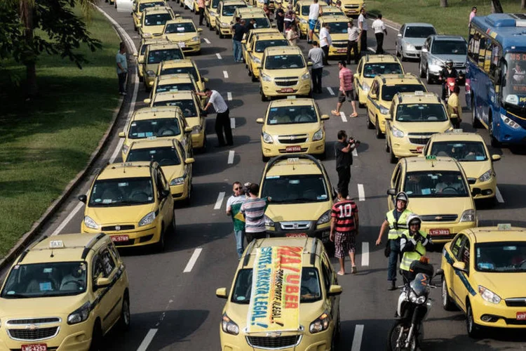 
	Taxistas: a prefeitura do Rio j&aacute; havia entrado na Justi&ccedil;a para proibir o Uber na cidade, mas uma decis&atilde;o favor&aacute;vel ao aplicativo manteve o funcionamento do servi&ccedil;o
 (Yasuyoshi Chiba / AFP)