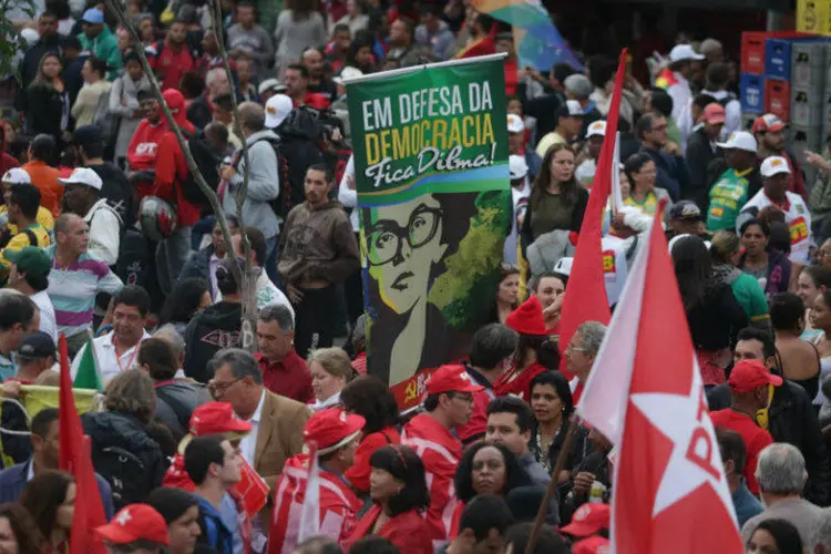 
	Manifesta&ccedil;&atilde;o no Largo da Batata: representantes de movimentos sociais se revezam no microfone, e manifestantes gritam &quot;n&atilde;o vai ter golpe&quot;
 (Paulo Pinto/Agência PT/Fotos Públicas)