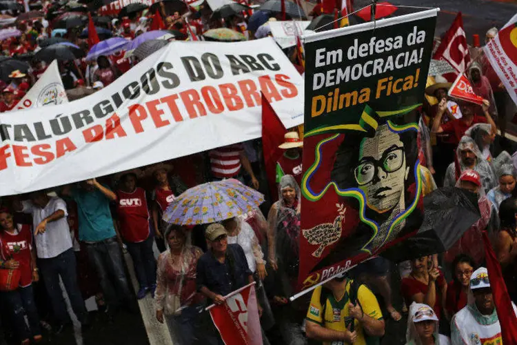 
	Manifesta&ccedil;&atilde;o a favor da presidente Dilma Rousseff: Convocadas como atos de defesa da democracia e das institui&ccedil;&otilde;es, concentra&ccedil;&otilde;es foram pac&iacute;ficas
 (Nacho Doce/Reuters)