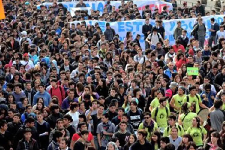 Manifestação de estudantes no Chile: no país, ensino superior é privado e apenas parte do ensino médio é pública (©AFP / Martin Bernetti)